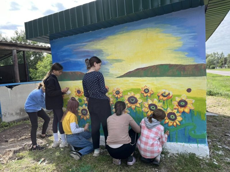 У Дубовʼзівці оновлено автобусну зупинку
