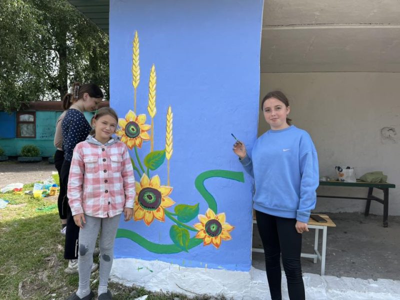 У Дубовʼзівці оновлено автобусну зупинку