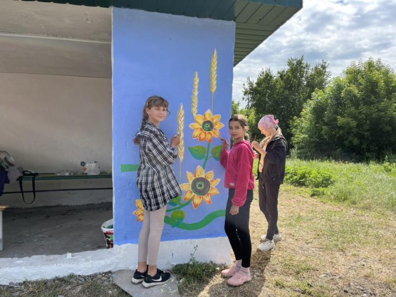 У Дубовʼзівці оновлено автобусну зупинку