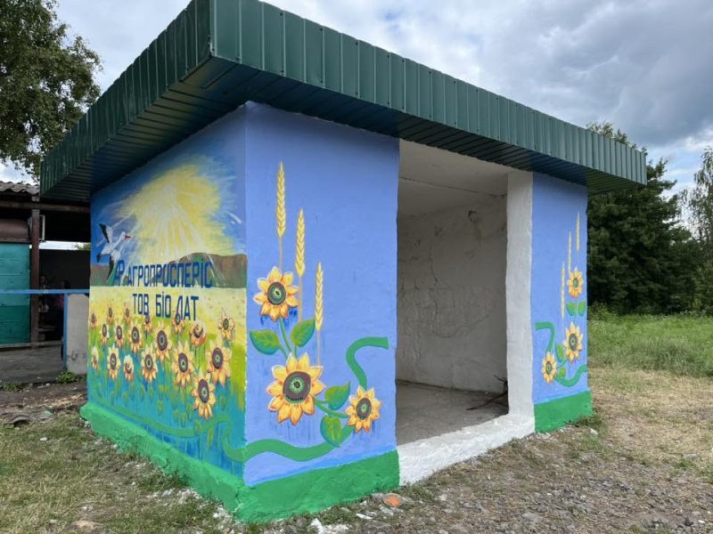 У Дубовʼзівці оновлено автобусну зупинку