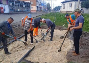 У Конотопі два дні поспіль комунальники облаштовували переїзді через  трамвайну лінію