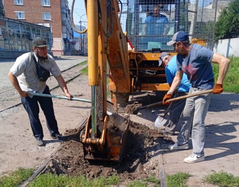 У Конотопі два дні поспіль комунальники облаштовували переїзді через &nbsp;трамвайну лінію