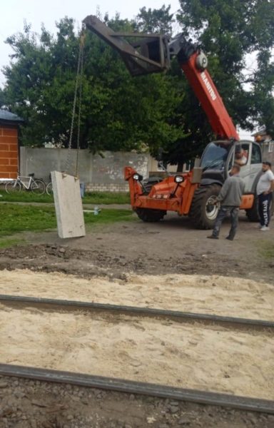 У Конотопі два дні поспіль комунальники облаштовували переїзді через &nbsp;трамвайну лінію