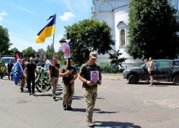 У Лебедині попрощались з військовослужбовцем Сергієм Демиденком