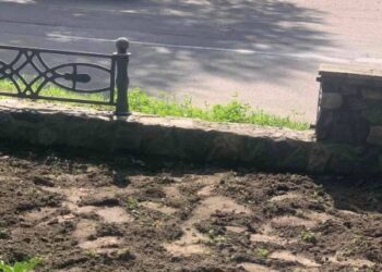 У Ромнах зафіксовано другий випадок вандалізму за добу: викрадено частину огорожі Братської могили