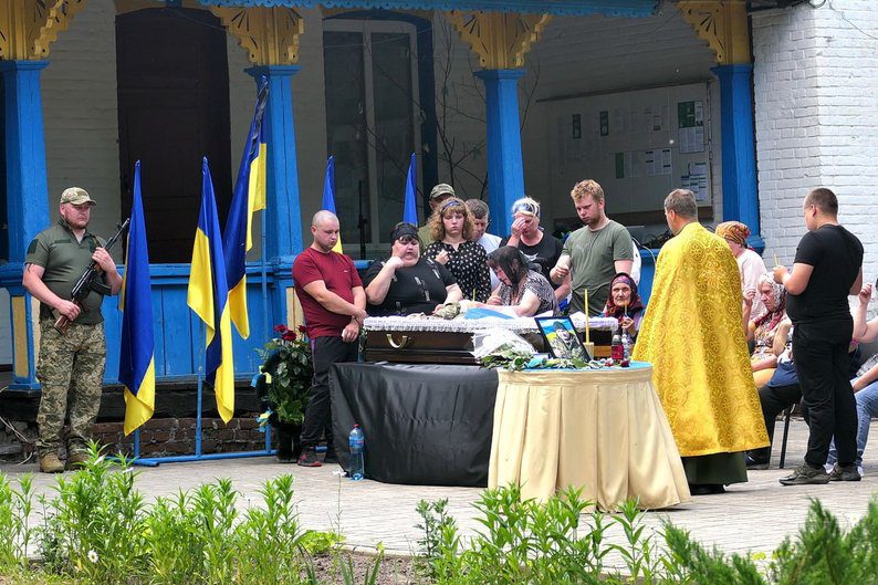 У селі Воздвиженське поховали військовослужбовця Миколу Соломка