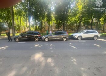 У Сумах водійка джипа влаштувала потрійну аварію