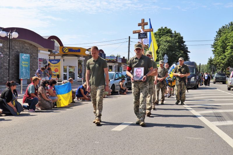 У Тростянці попрощалися із захисником Сергієм Давидовим