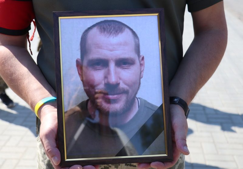 У Тростянці попрощалися із захисником Сергієм Давидовим