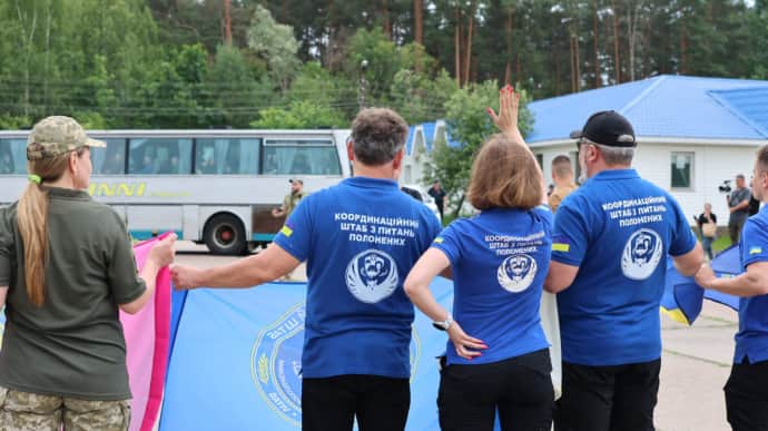 Україна повернула ще одну групу захисників із полону РФ: військові й цивільні