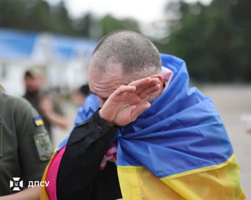 Україна повернула ще одну групу захисників із полону РФ: військові й цивільні