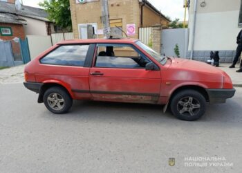 В Охтирці чоловік попросив знайомого його підвезти, а після відмови викрав автівку
