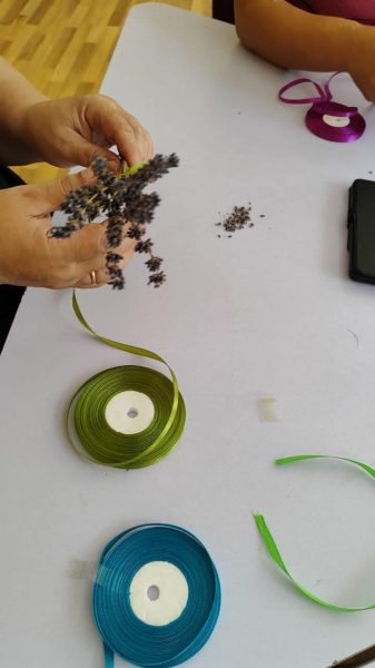 В Охтирській бібліотеці провели майстер-клас “Лавандове поле”