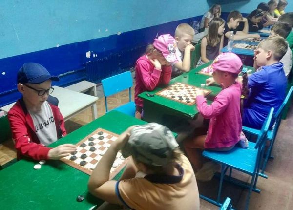 Вчора у Шостці відбулися змагання з шашок-64 серед школярів, присвячені Дню захисту дітей (+фото)