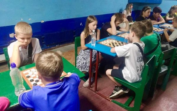 Вчора у Шостці відбулися змагання з шашок-64 серед школярів, присвячені Дню захисту дітей (+фото)