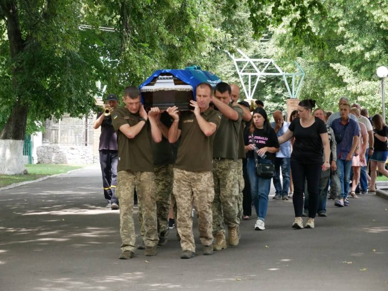 Віддав життя за Україну: у Ромнах провели в останню путь Героя Євгенія Ковгана