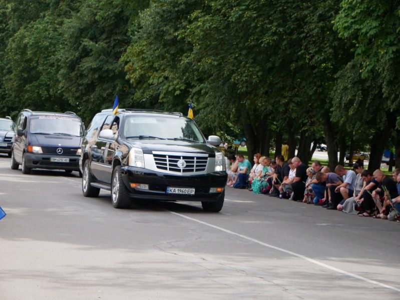 Віддав життя за Україну: у Ромнах провели в останню путь Героя Євгенія Ковгана