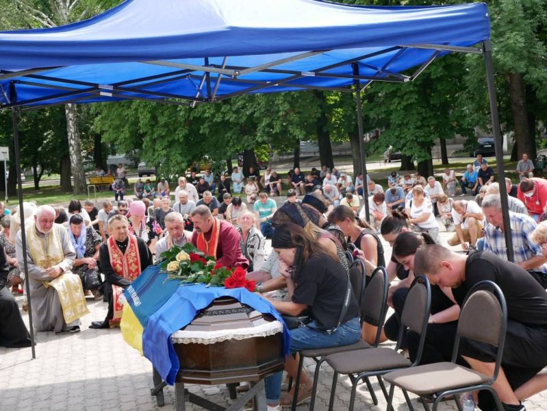 Віддав життя за Україну: у Ромнах провели в останню путь Героя Євгенія Ковгана