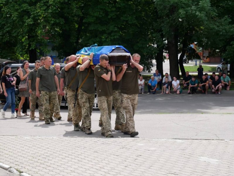 Віддав життя за Україну: у Ромнах провели в останню путь Героя Євгенія Ковгана