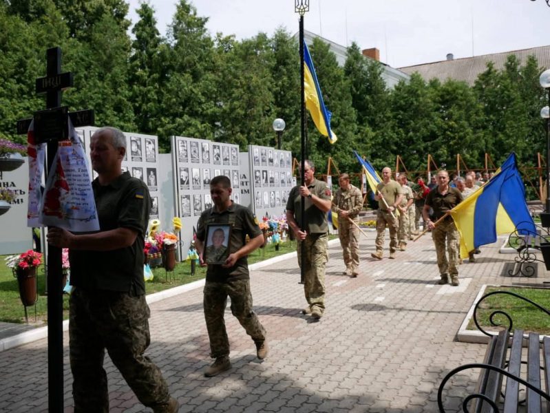 Віддав життя за Україну: у Ромнах провели в останню путь Героя Євгенія Ковгана