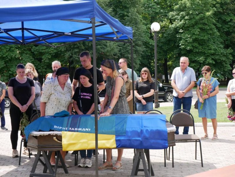 Віддав життя за Україну: у Ромнах провели в останню путь Героя Євгенія Ковгана