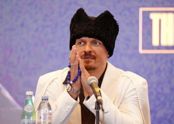 ВІДЕО. Усик у новому образі провів дуель поглядів з Дюбуа