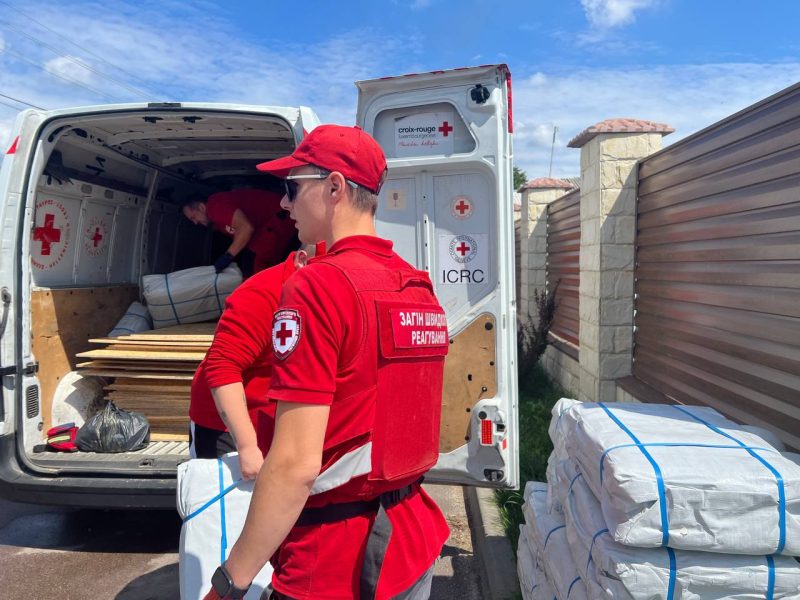 Волонтери Червоного Хреста та “Проліска” видають будівельні матеріали шосткинцям, оселі яких пошкоджено