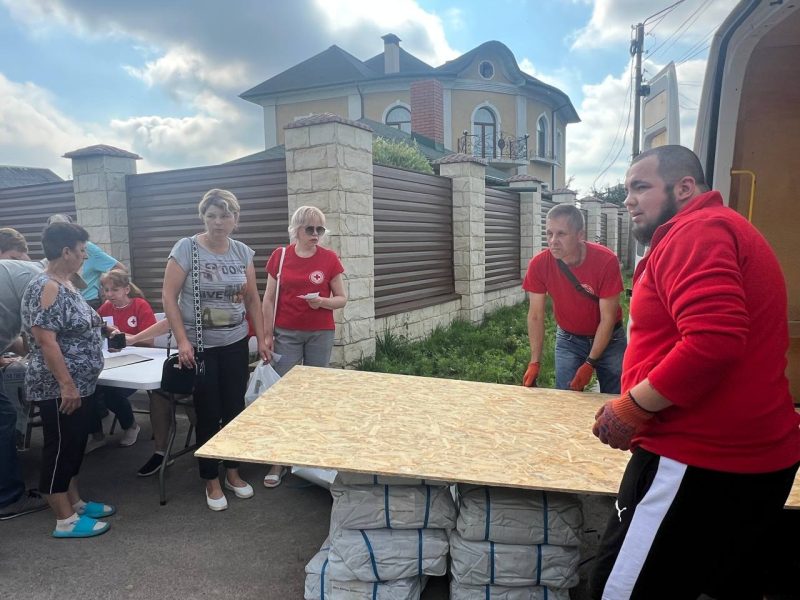 Волонтери Червоного Хреста та “Проліска” видають будівельні матеріали шосткинцям, оселі яких пошкоджено