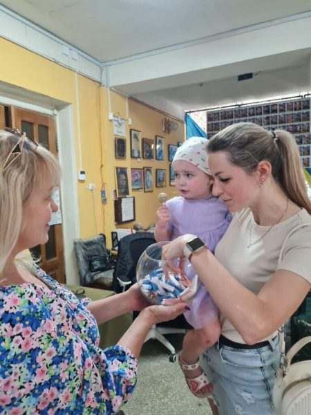 Волонтерський центр “ШОСТКА – ДОБРО” продовжує акцію «Подаруй дитині посмішку!» (+фото)