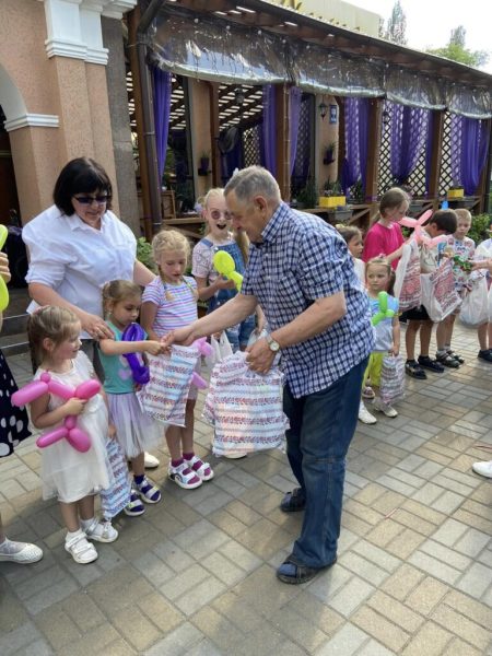 Волонтерський центр “ШОСТКА – ДОБРО” провів назабутнє свято та привітав діточок загиблих героїв з Днем захисту дітей (+фото)