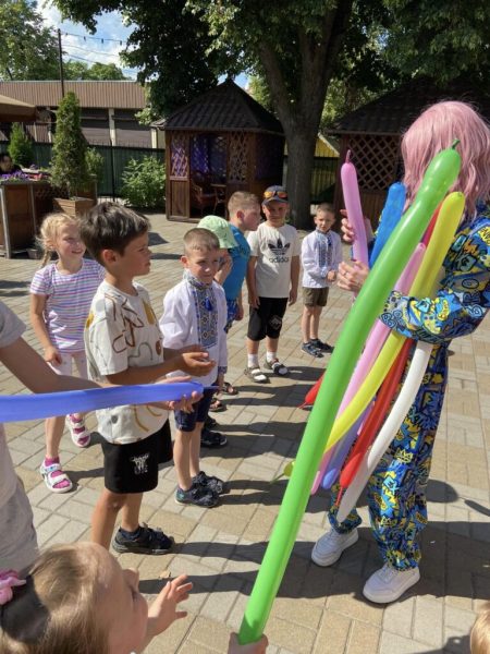 Волонтерський центр “ШОСТКА – ДОБРО” провів назабутнє свято та привітав діточок загиблих героїв з Днем захисту дітей (+фото)