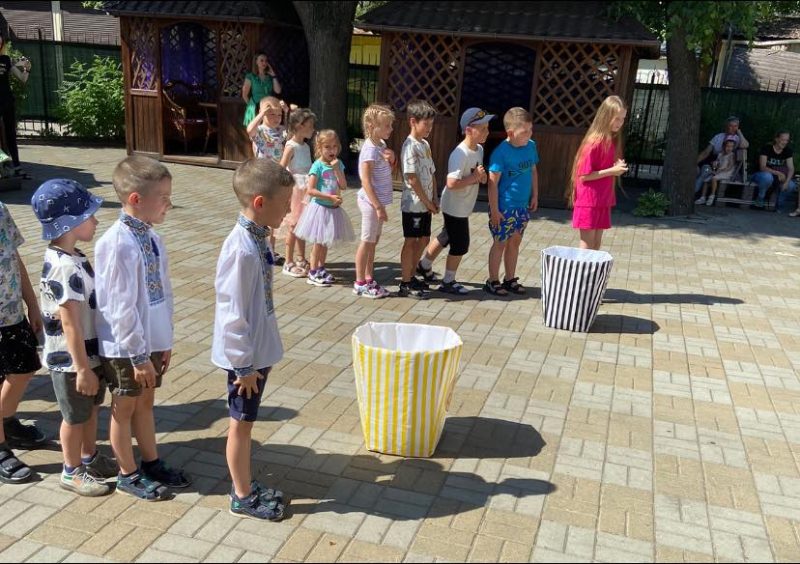 Волонтерський центр “ШОСТКА – ДОБРО” провів назабутнє свято та привітав діточок загиблих героїв з Днем захисту дітей (+фото)