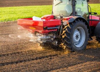 Ворожий дрон атакував на Сумщині трактор: водій загинув