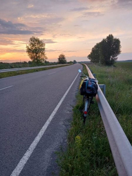 Зібрав мільйон на ЗСУ: 64-річний велосипедист проїхався Сумщиною та Чернігівщиною