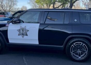 Електричний позашляховик Rivian R1S вперше став на службу до поліції (ВІДЕО)