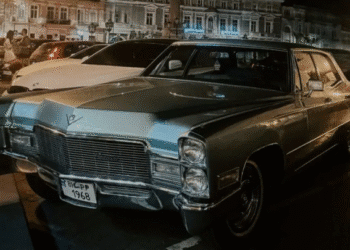 Гігант із 7,7-літровим V8: в Україні помітили люксове американське авто 60-х (ФОТО)