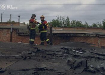У Сумах рятувальники обстежили територію після ворожої атаки
