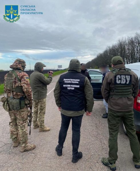 5 років проведе за ґратами 26-річний житель Сумщини, який допомагав військовозобов&rsquo;язаним незаконно перетинати кордон