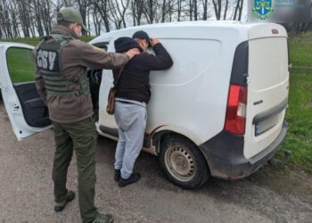 5 років проведе за ґратами 26-річний житель Сумщини, який допомагав військовозобов’язаним незаконно перетинати кордон