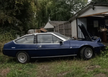 Рідкісний британський спорткар 70-х завівся і поїхав після 34 років простою (ВІДЕО)