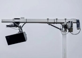 Нові камери на дорогах тепер бачать телефон у руках водіїв: штрафи виписують автоматично