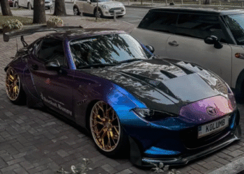 Море карбону і колеса з тризубом: в Україні тюнінгували культовий спорткар Mazda (ФОТО)