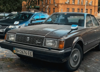 Збережений 45-річний автомобіль Toyota Mark II помітили в Одесі: справжній ексклюзив (ФОТО)