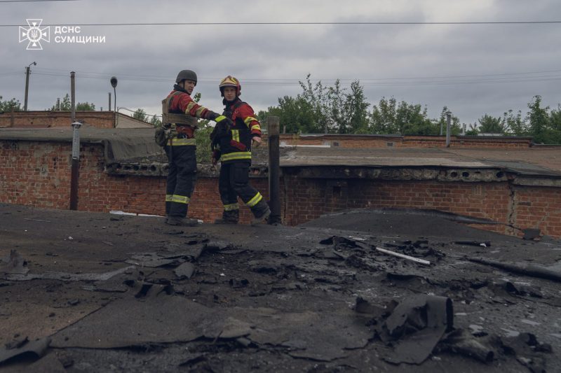 У Сумах рятувальники обстежили територію після ворожої атаки
