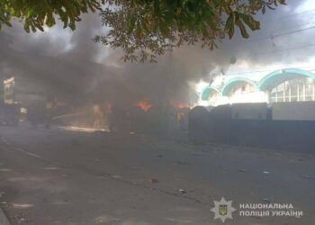 У Сумах поліцейські працюють на місці ворожого удару БпЛА