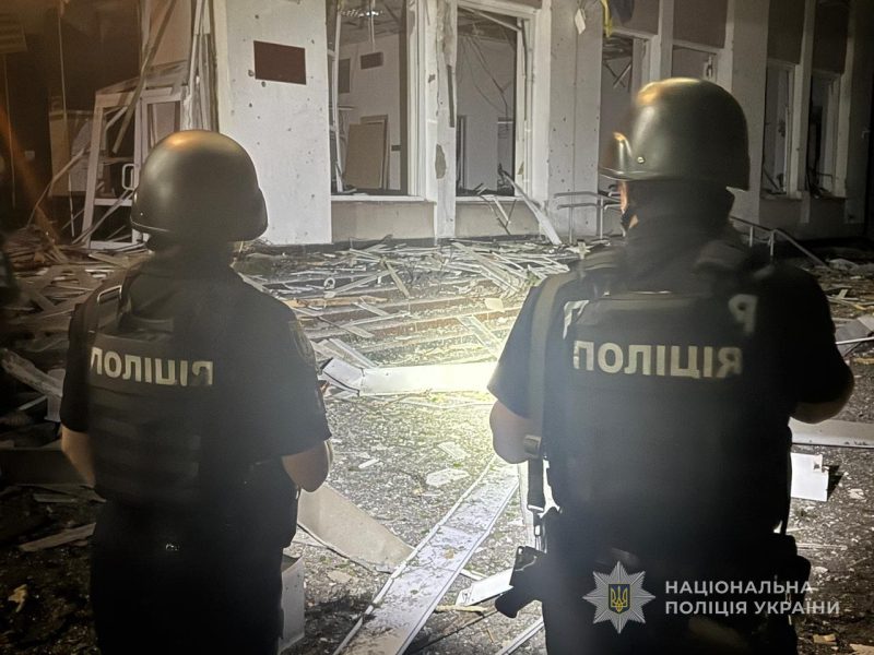 Ракетний удар по середмістю Сум: поліцейські документують наслідки
