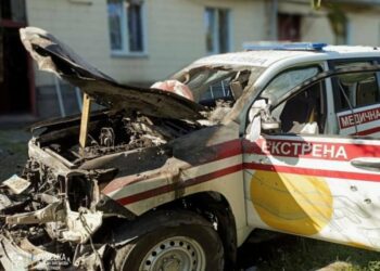 Прицільним ударом росіяни знищили автомобіль медиків у Середині-Буді