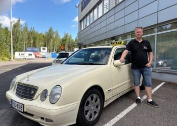 Продемонстрували унікальний Mercedes E-Class із пробігом понад 2,2 мільйона км (ФОТО)