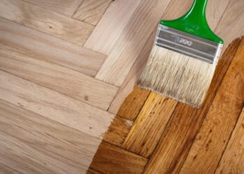 Цей лайфхак 50-х років поверне блиск дерев’яній підлозі: не залишиться жодної подряпини