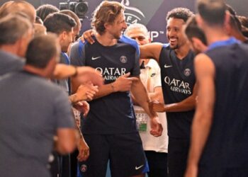 Маркіньос вручив Забарному свою медаль переможця Суперкубка УЄФА